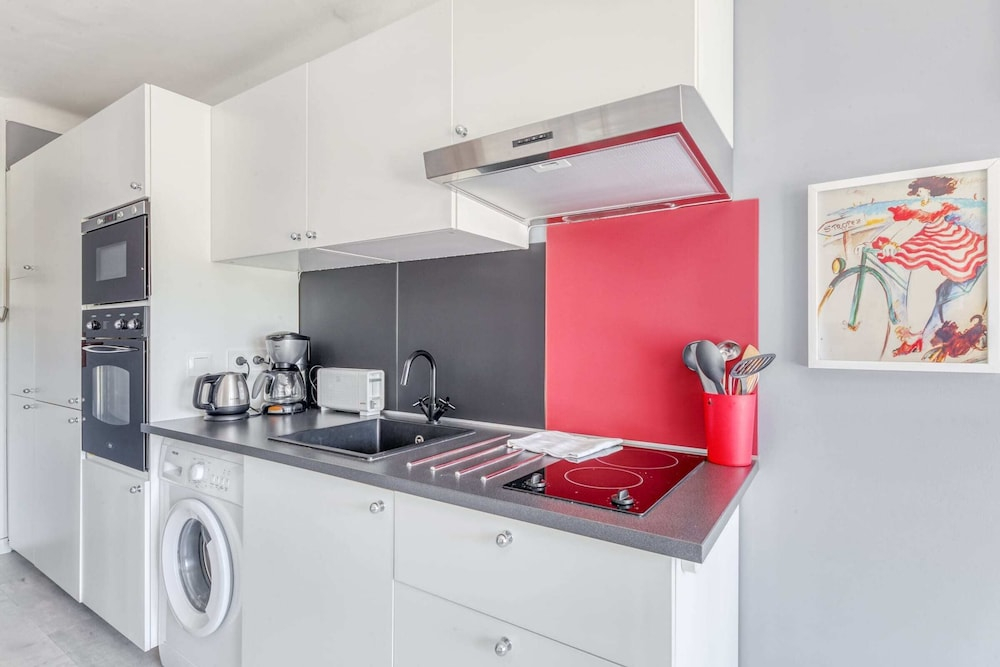 Charming Studio Apartment With Private Balcony in Cannes