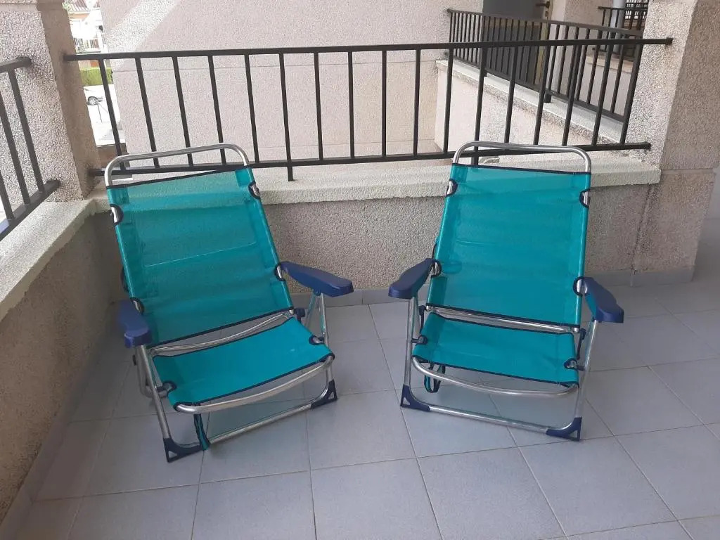 50 m de la plage! Proche du centre ville! Piscine! Vue sur mer et montagnes! Wifi! 2 vélos à disposition!