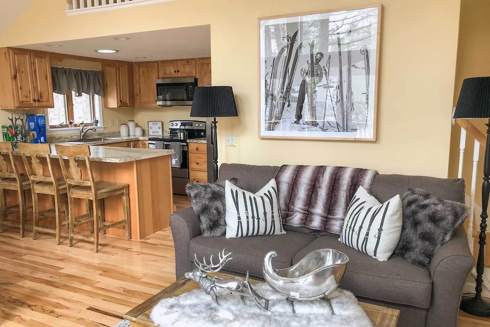 Cozy White Mtn Hideaway ~ 4 Mi to Hiking & Skiing!