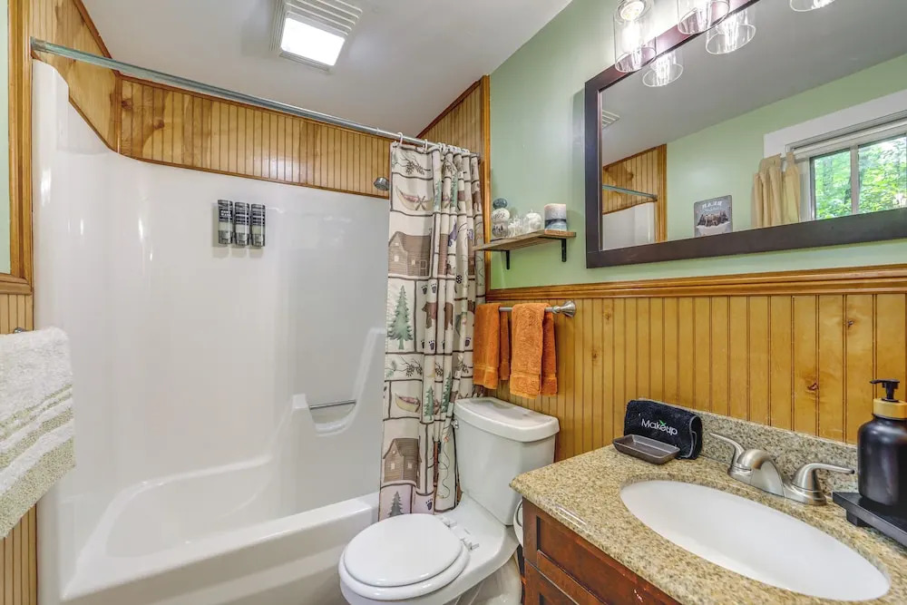 Pet-friendly Creekside Cabin w/ Pool Access!