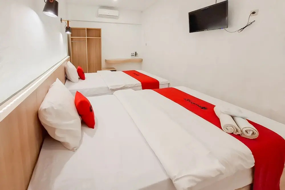 RedDoorz at Grand Mirza Near Pasar Grosir Batik Setono Pekalongan