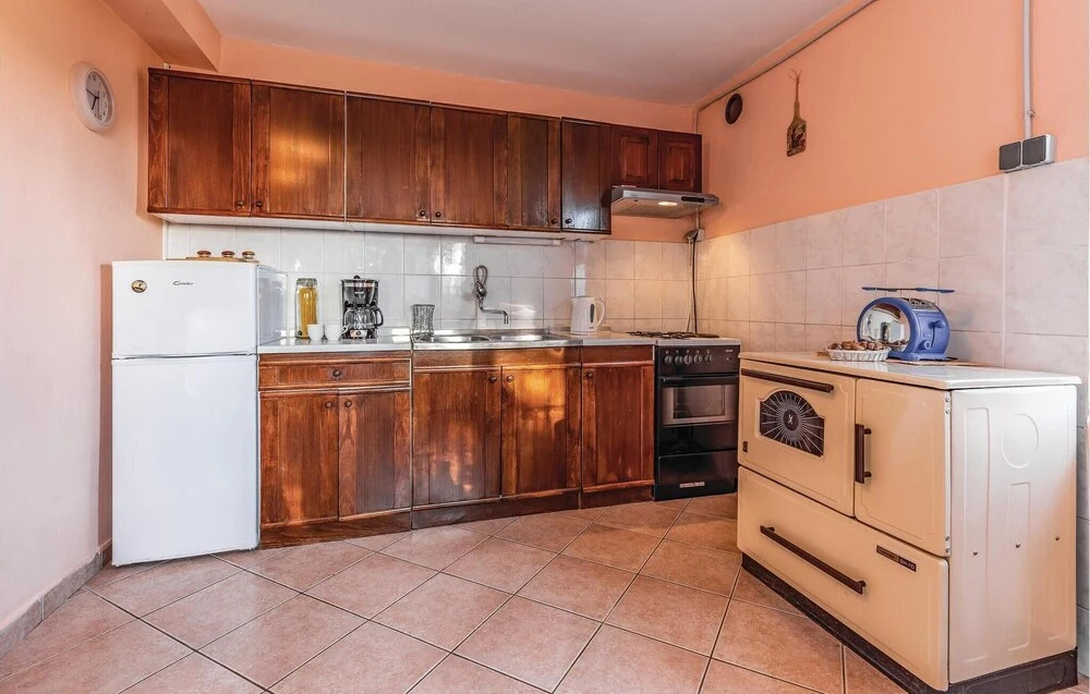 1 Bedroom Nice Home In Sisan
