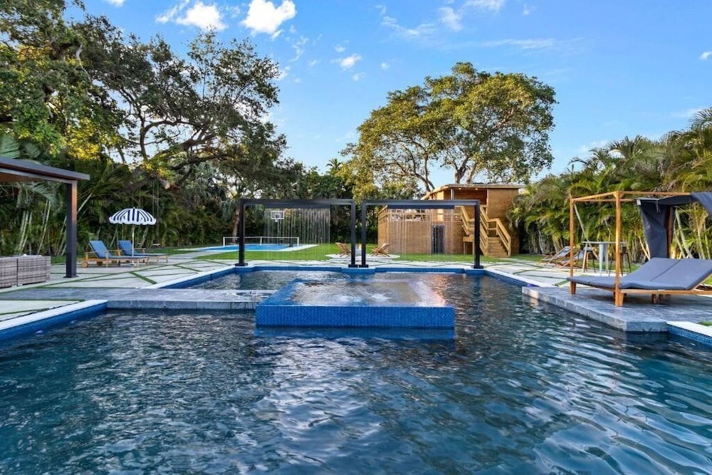 Epic Treehouse Villa - Pool - Jacuzzi - Pickleball
