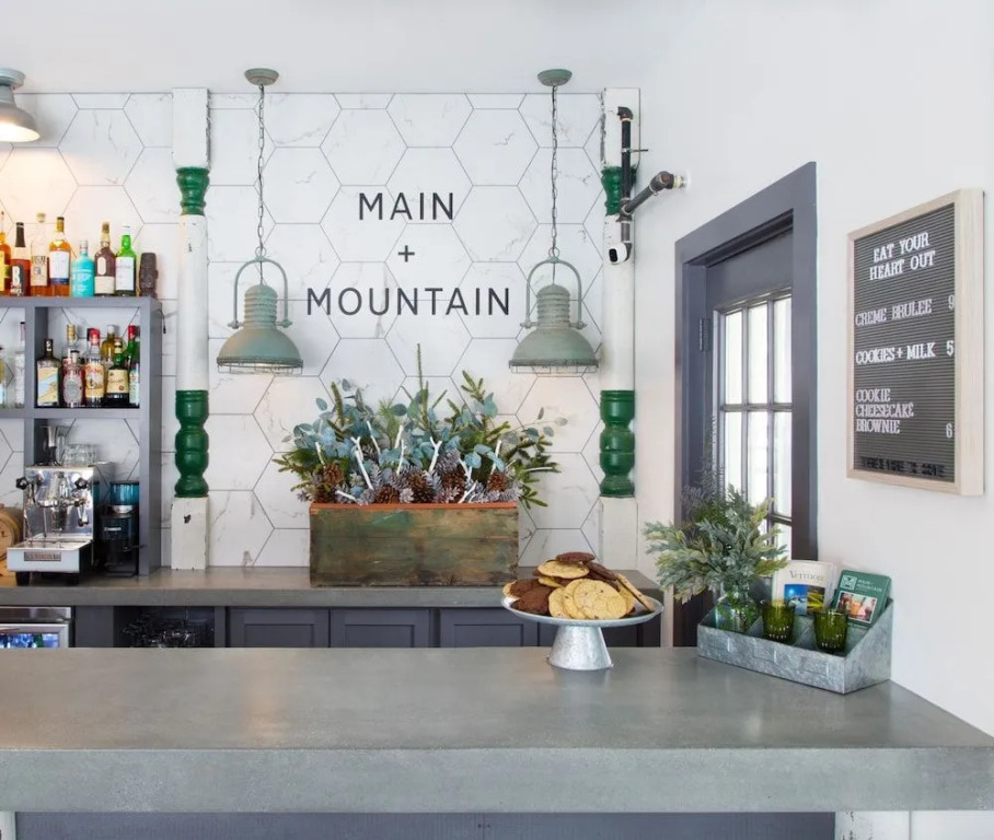 Main and Mountain