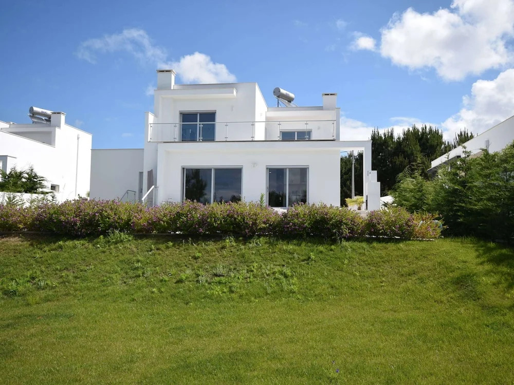 Villa in Foz do Arelho With Pool & Beach