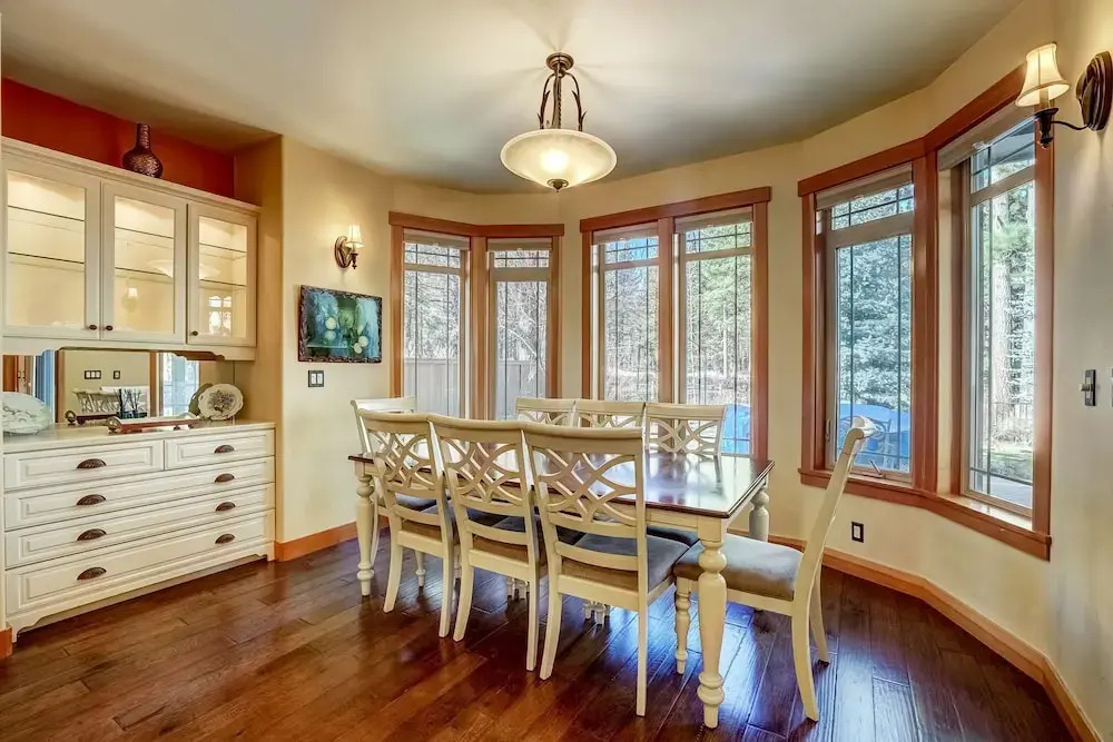 Stunning Forest Retreat - Walk to Upper Truckee River!
