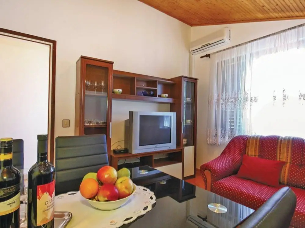 Peaceful Apartment in Poreč with Garden