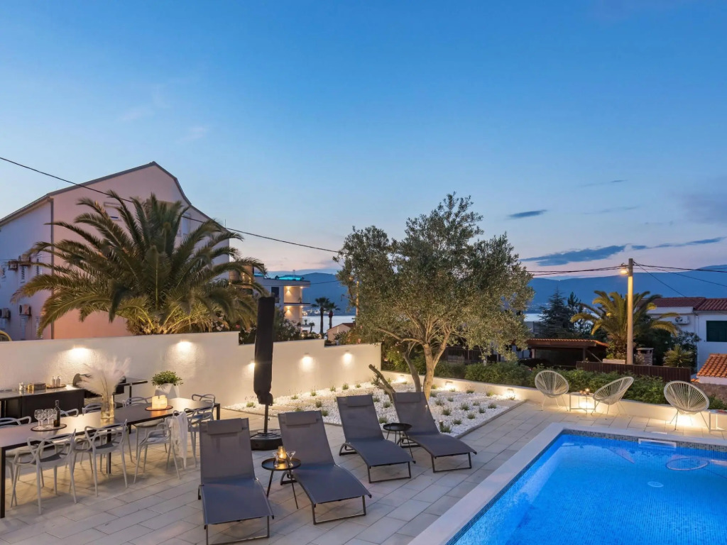 Modern Apartment in Slatine with Terrace