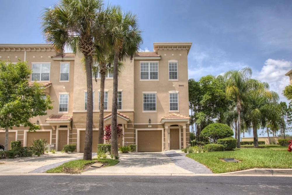 Spacious Vista Cay Townhome Newly Furnished
