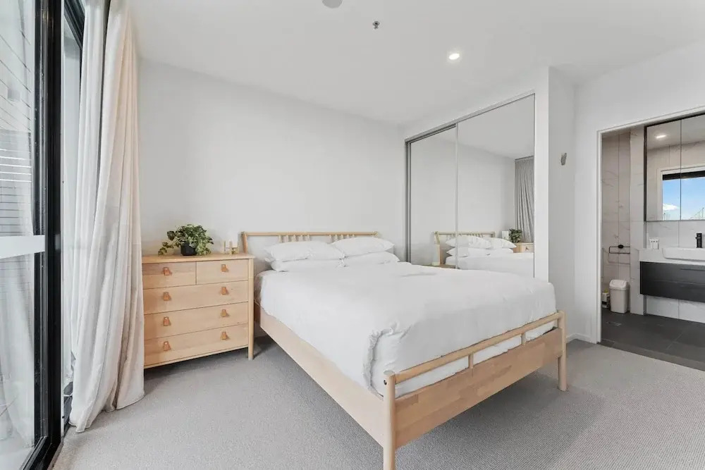 Perfect Location 1-bed With Balcony, BBQ & Parking
