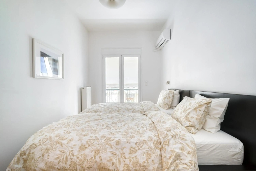 Stylish, Sunny New 2 Bedroom, Prime Central Athens