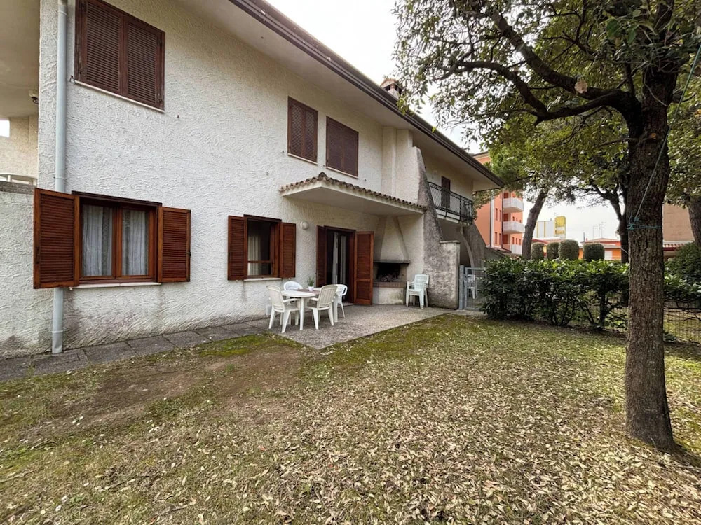 Villa with garden 250 meters from the beach