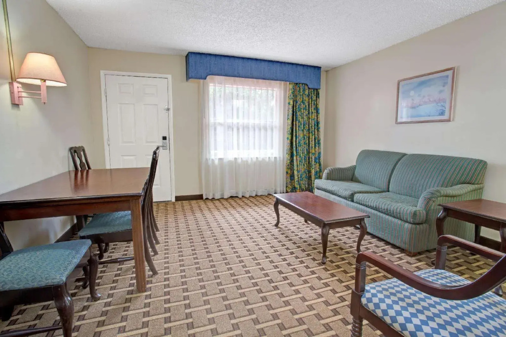 Howard Johnson Express Inn And Suites Lakes Front