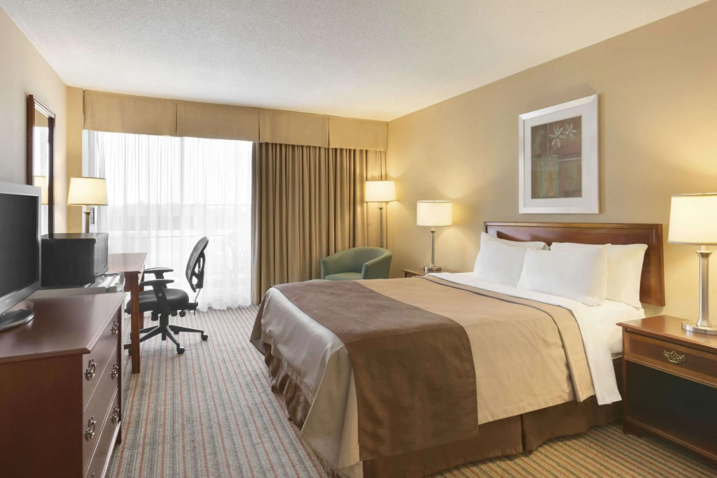 Ramada by Wyndham Belleville Harbourview Conference Center