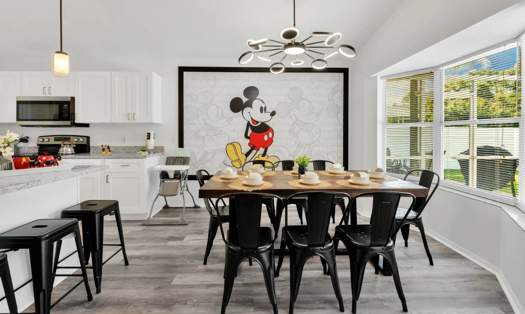 Mickey's Lakeside Villa: Relaxing, Spacious, & Fun, Kissimmee, US