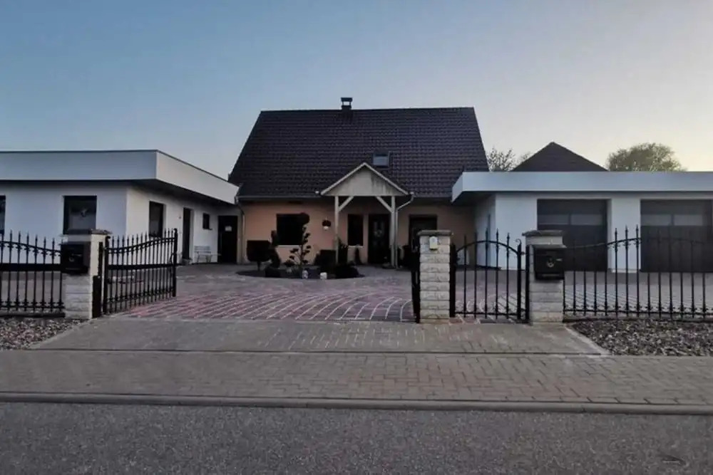 Reizendes Ferienhaus mit Swimmingpool Naehe Ostsee