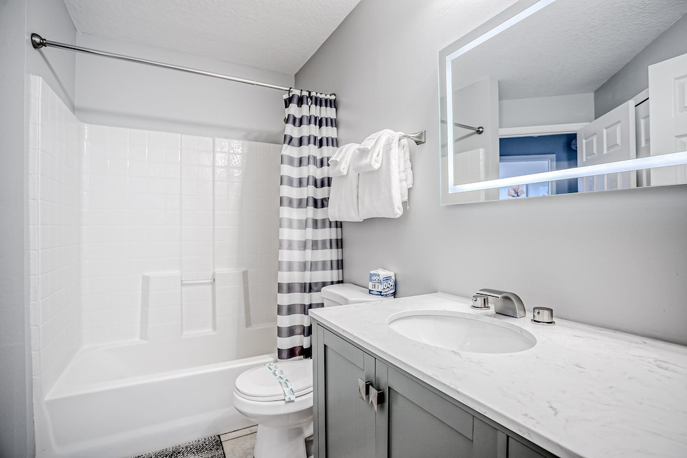 Beautiful Home With Private Pool, Screened Lanai, Wifi, Private W/d, and AC