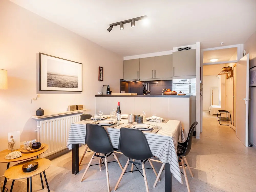 Sunny Flat in Maeterlinck Residence Near Seaside