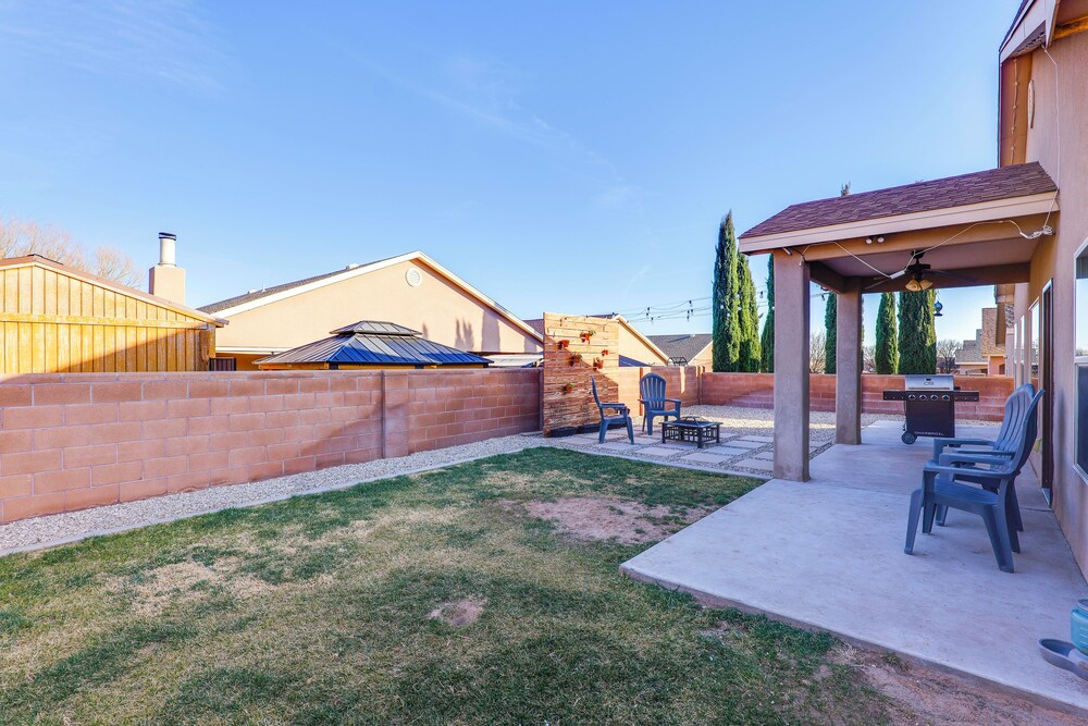 Fire Pit, Pets Welcome: Home 4 Mi to Dtwn Carlsbad