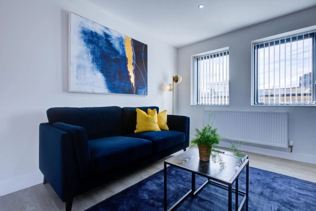 Hybrid Resi - Uxbridge, On-site CAR or VAN parking, near London Heathrow Airport