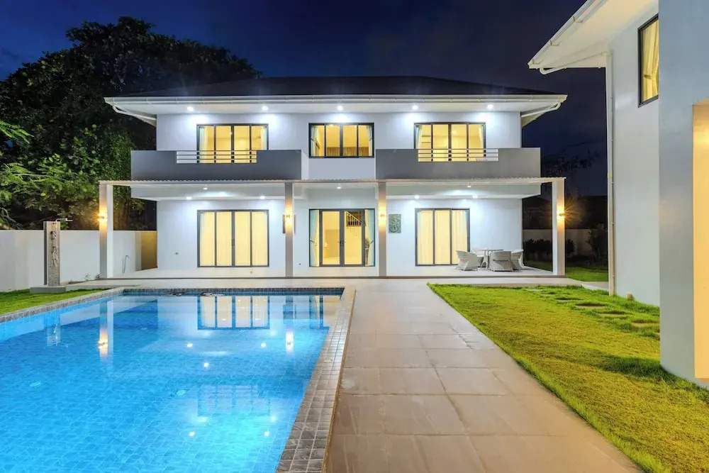 2 Villas 2 Kitchens  Huge Pool V258