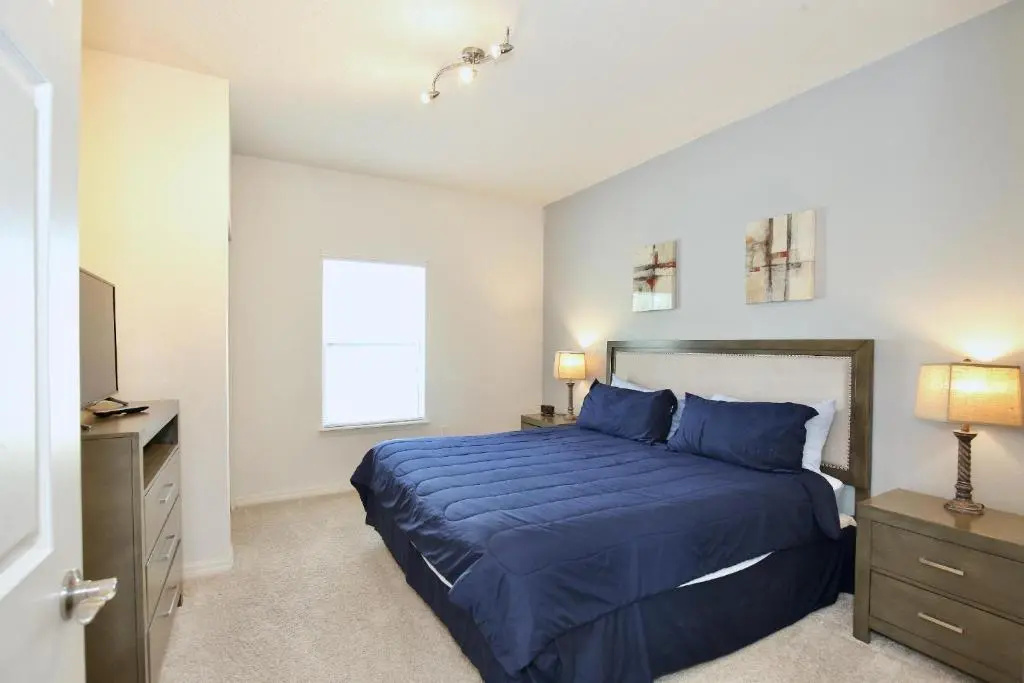 3 Bedroom townhouse in gated community with gym and pool 10 min to Disney