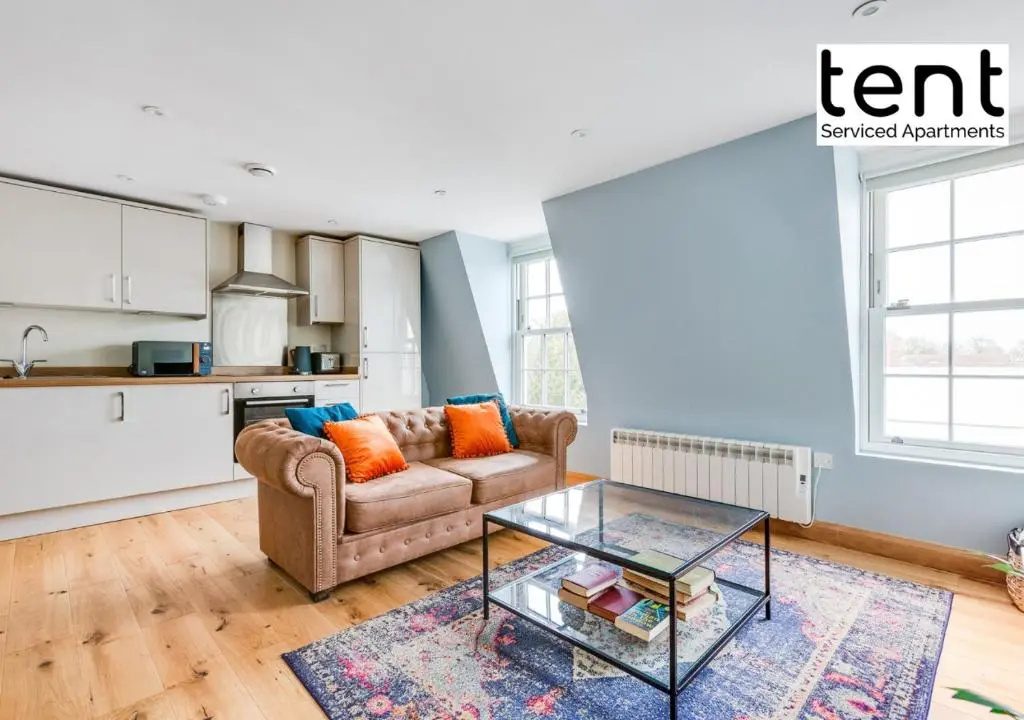 Bright, Stylish Two Bedroom Apt in Town Centre with Free Parking at Tent Serviced Apartments Chertsey