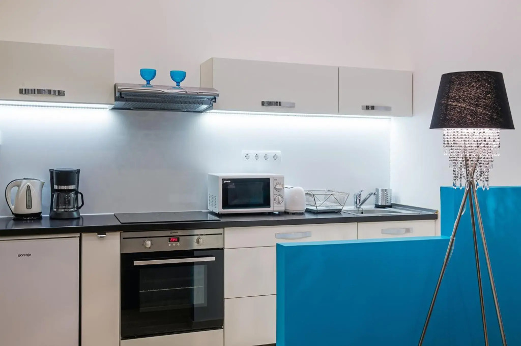 PARKING, AC, 2 Bedroom design flat in the center