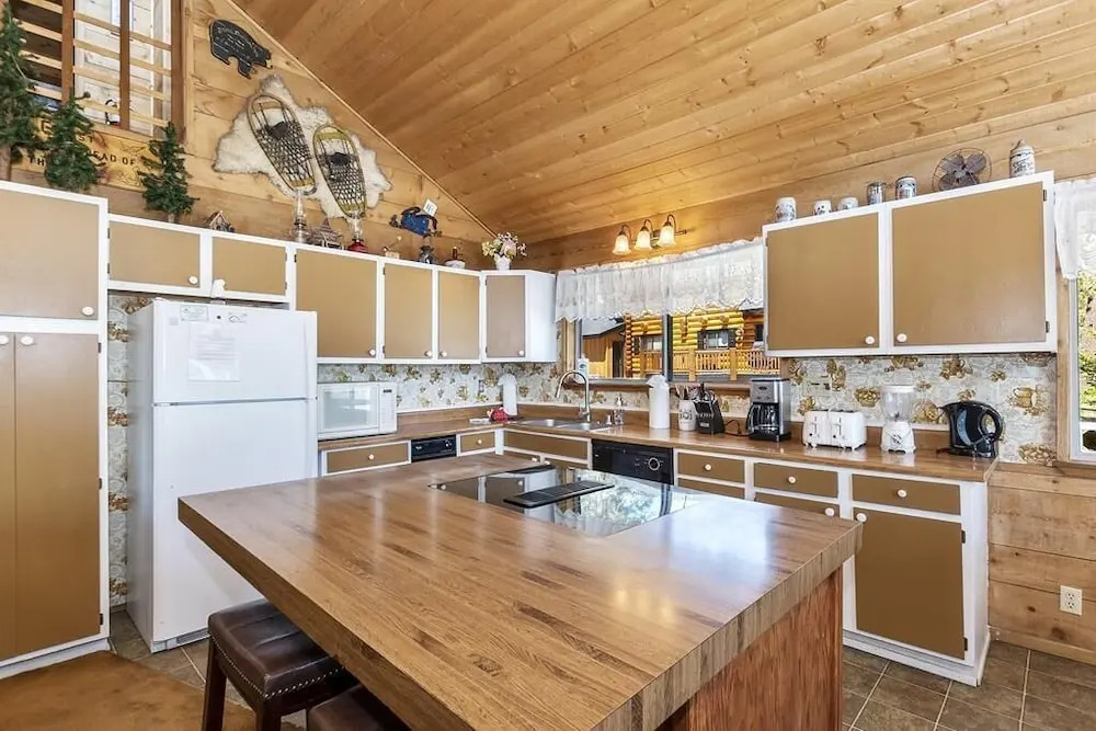 012 - Lakefront Chalet