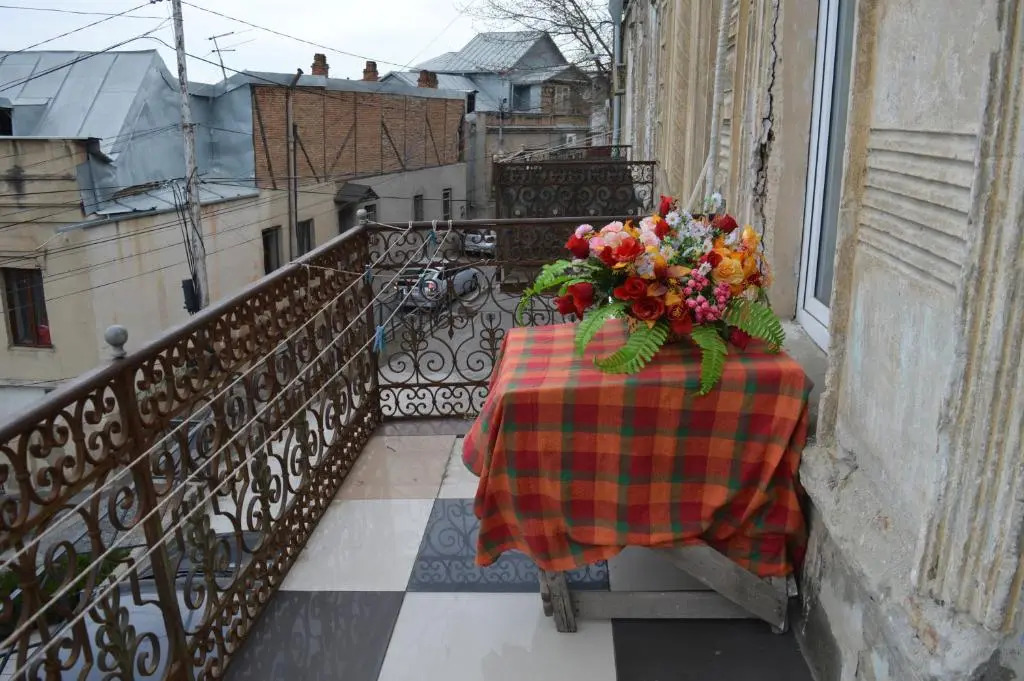 L&V House With Balcony