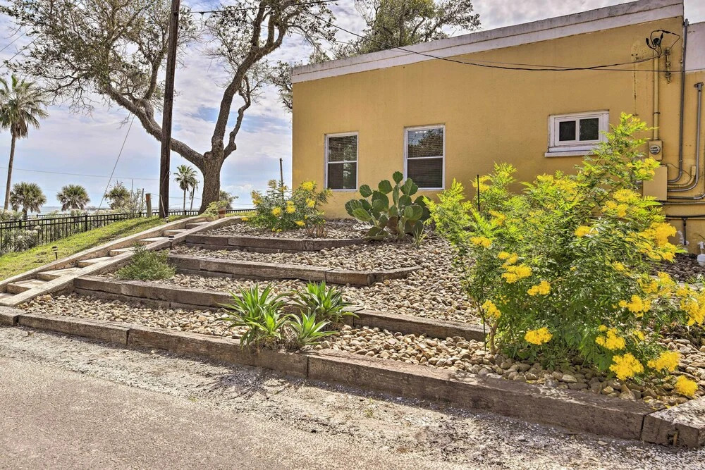 1 Mi to Dtwn Rockport: 'ocean Pearl' House
