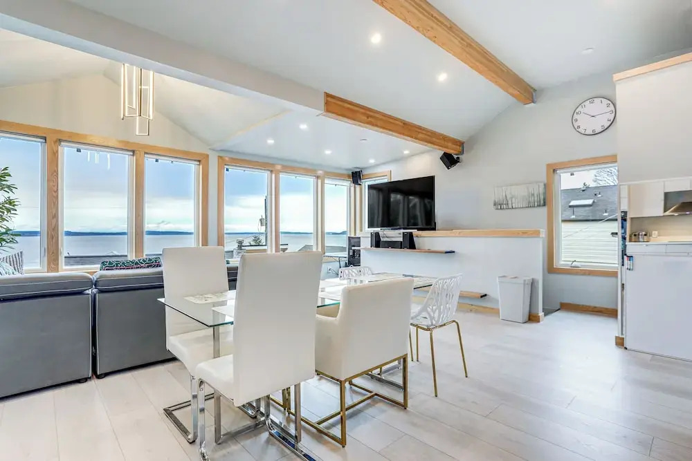 Seattle Sanctuary w/ Sweeping Views, Walk to Beach