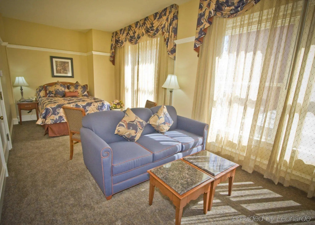 Gaslamp Plaza Suites