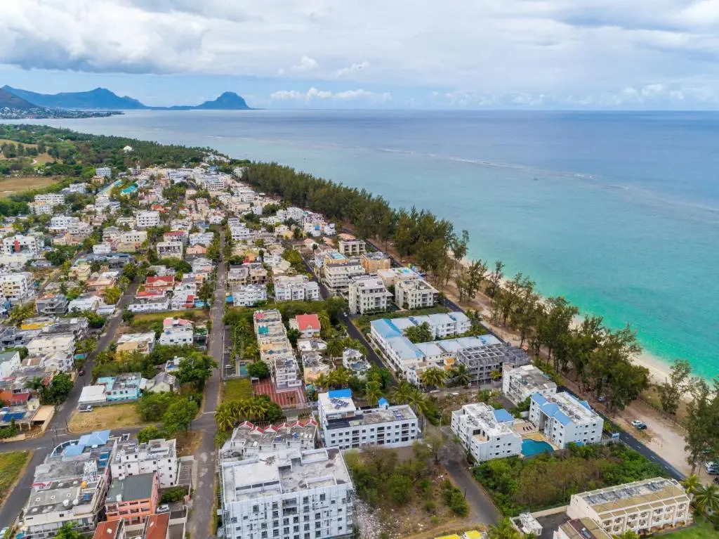 Les Cerisiers Beach Residence, Cosy and Modern 3 bedroom apartment located 50 metres from the beach and from all amenities and restaurants on the coastal road