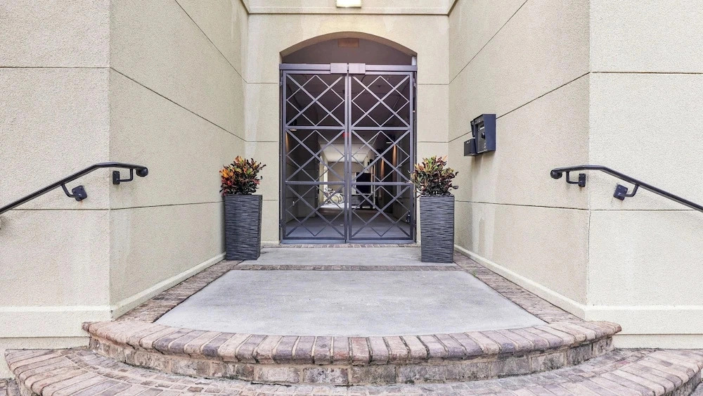 2 Units w/ Free Parking Walkable Historic District The Juliette by Avantstay