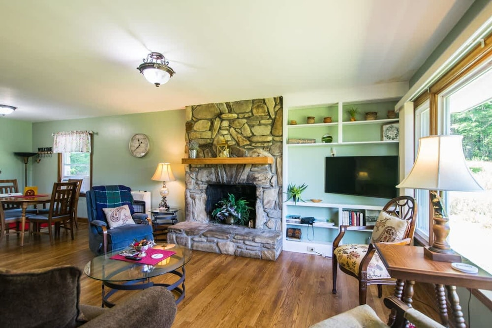 Charming 2BR w Firepit Mountain Views