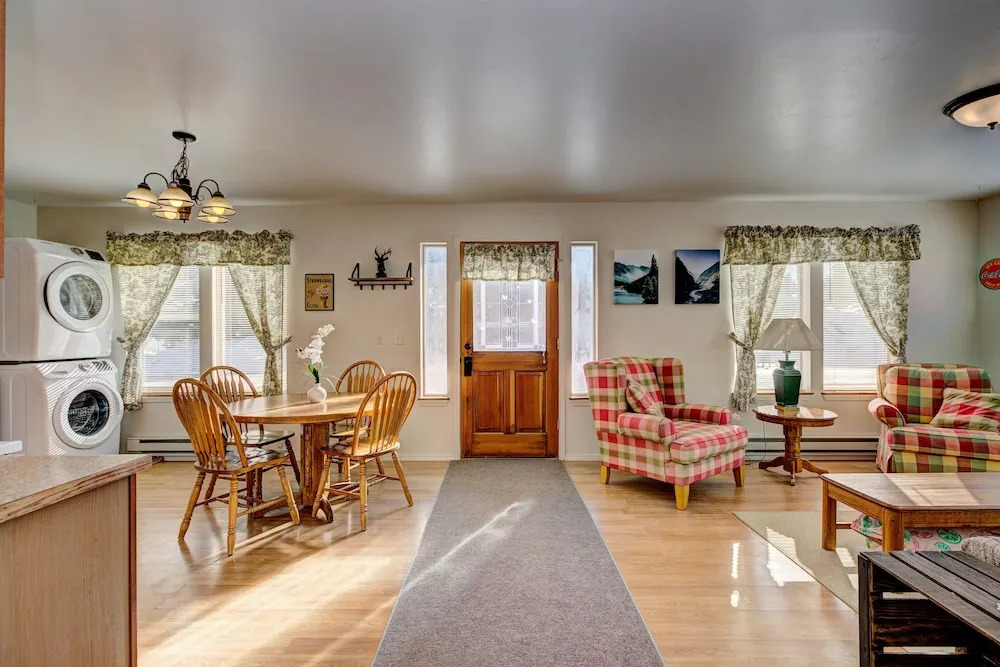 Cascade Lake Inn