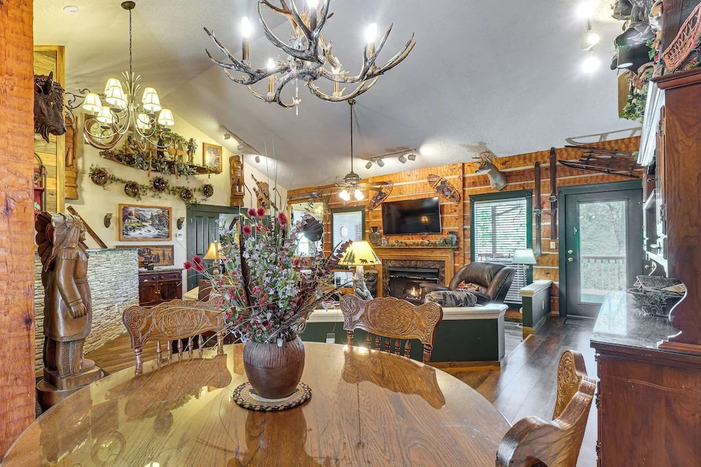 4 Mi to Gatlinburg Strip: Serene Cabin w/ Hot Tub!