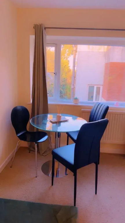 Modern Apt - City Views - Parking - Sleeps 3