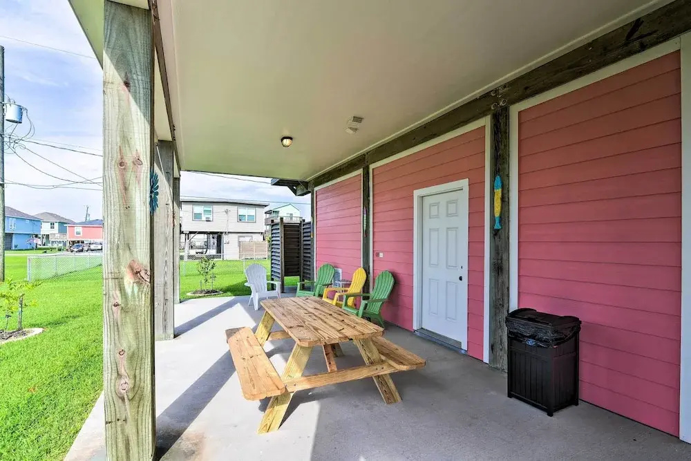 Walk to Sea Isle Beach: Bright Galveston Home!