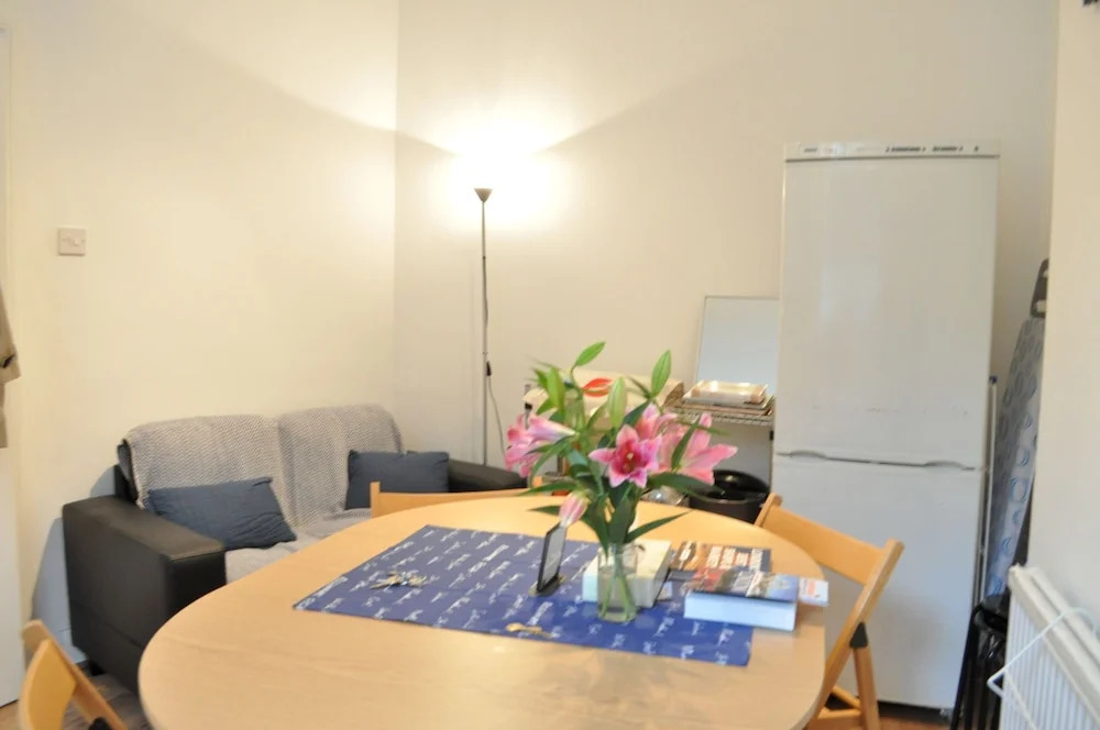 Lovely Spacious Central 3 Bedroom Apartments
