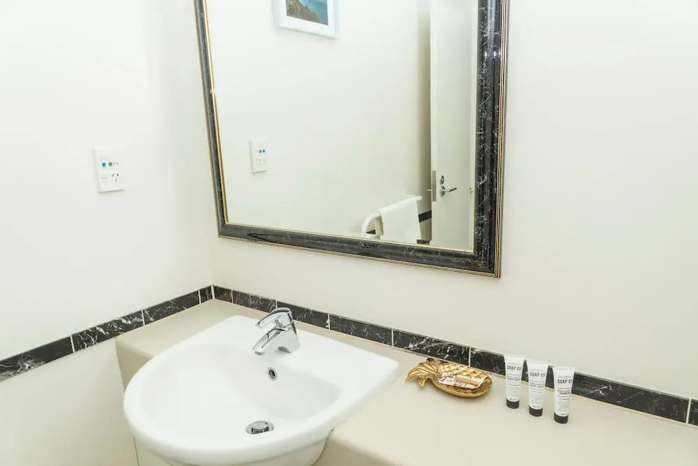 King Bed in Auckland CBD with Pool & Gym