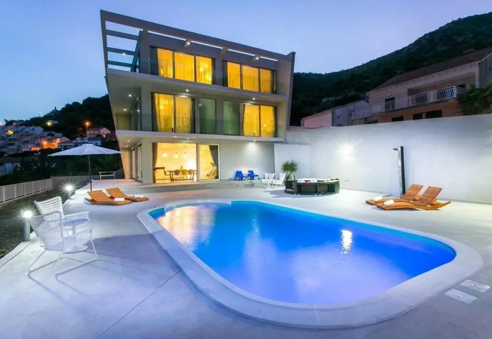 Five Bedroom Villa with Private Pool & Sea View