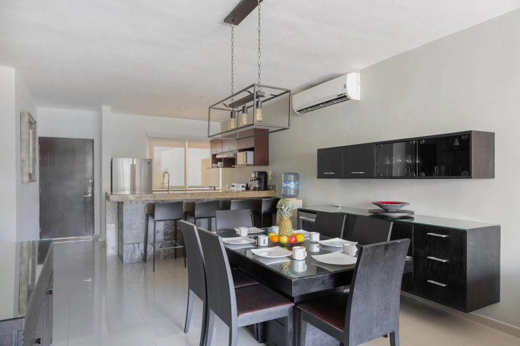 Exclusive 2 Level 3 BR Penthouse | Private Hot Tub & Roof | WiFi | Great Amenities & GYM