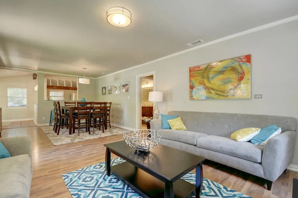 3BR 2BA Elegant Tarrytown House by RedAwning