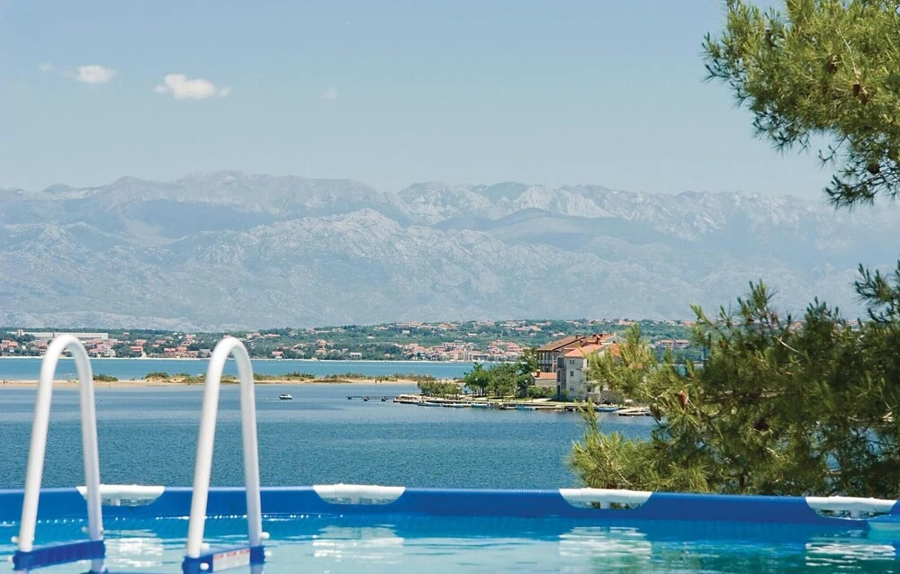 Beautiful Home in Nin With Wifi and 6 Bedrooms