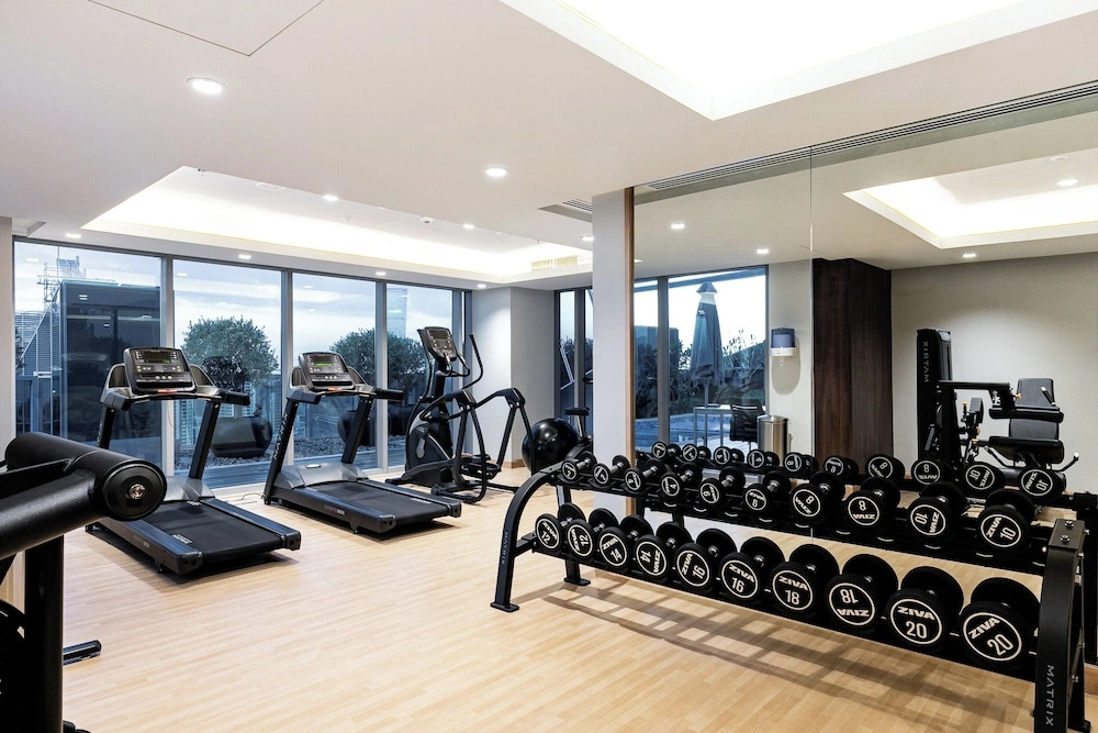 SIMPLY COMFORT Urban Chic Suites in J One Tower City & Canal Views
