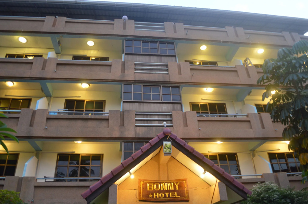 Bonny Hotel 4 Floors No Elevator 8AM-9PM