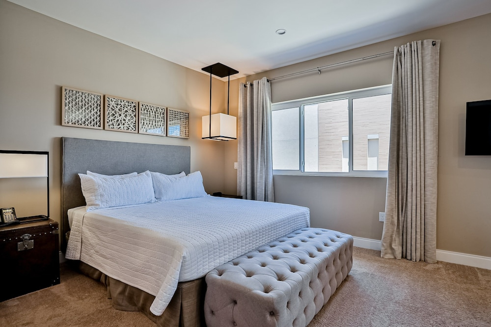 Modern Villa With Patio, Grill, Central AC, Wifi, Shared Pool, Tennis, & gym