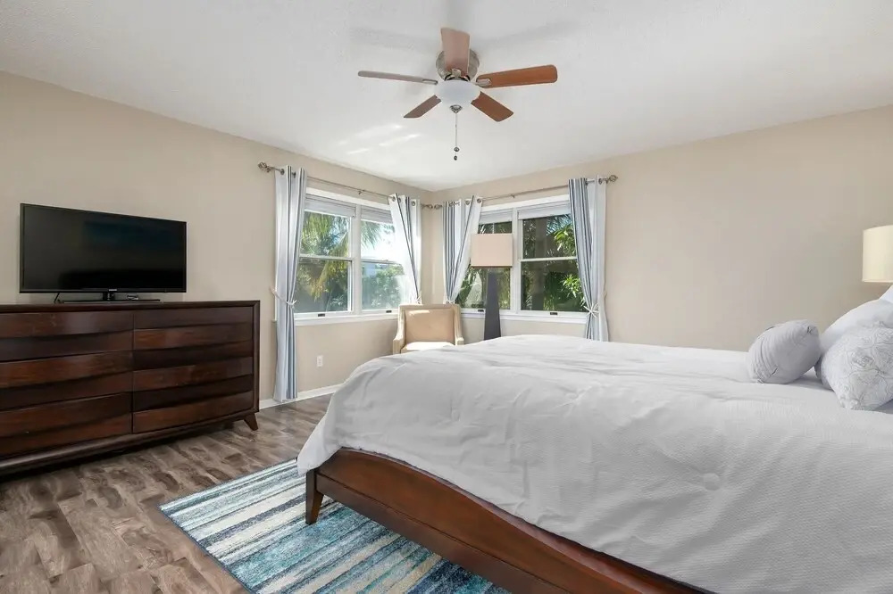 Walk To Beach Recently Renovated Sleeps 6 2 Bedroom Condo by RedAwning